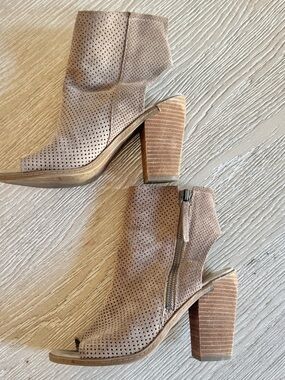 Dolce Vita Norra Taupe Suede peep roe heeled booties, 7.5